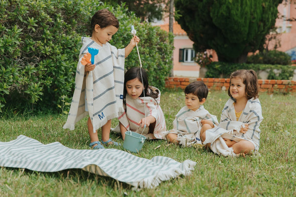 Poncho infantil de playa crudo / rayas azules (2-4 años)